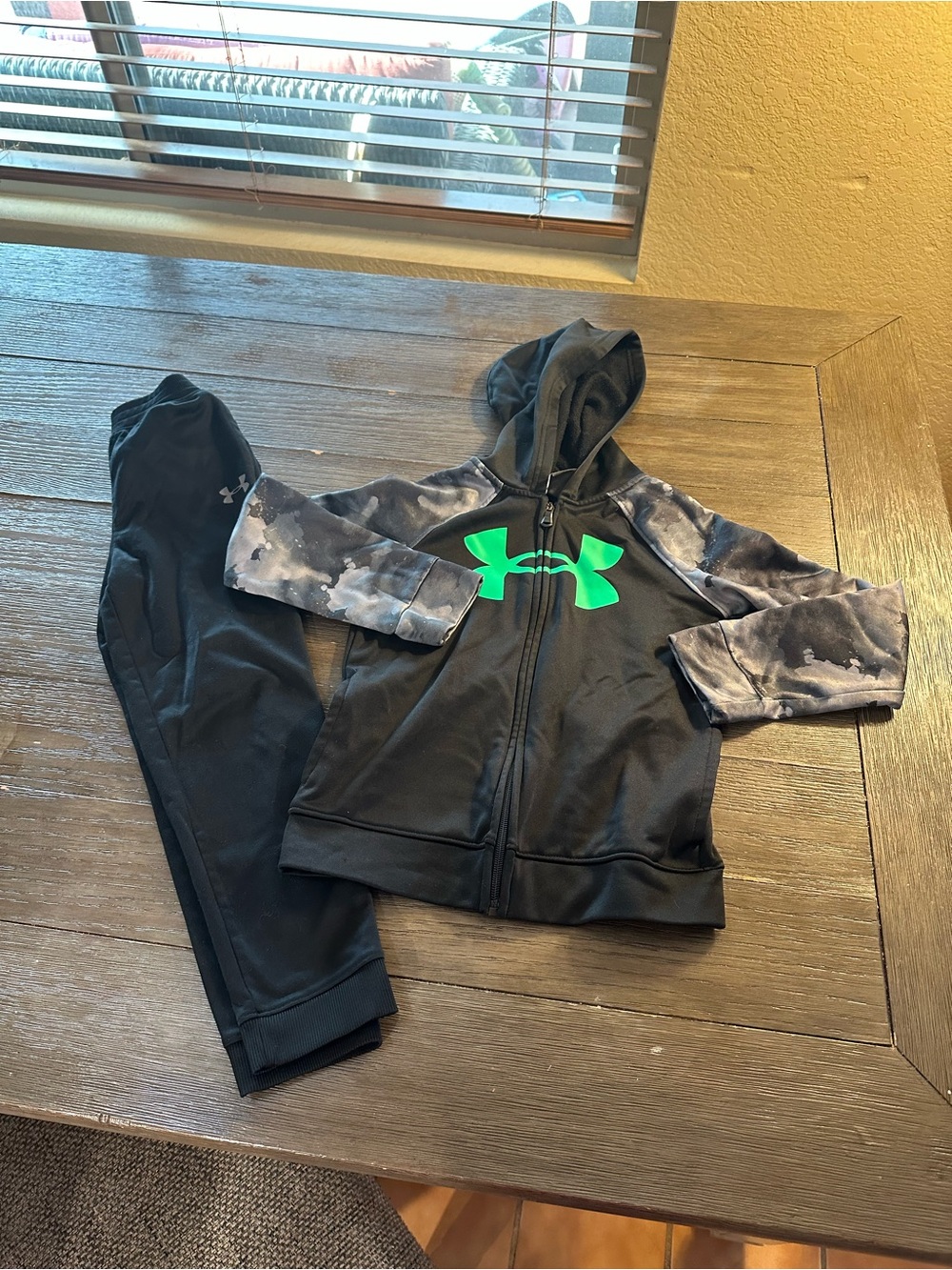 Boys Sz 7 Under Armour Black Hoodie Jacket/Gray Camo Sleeves with warmup pants
